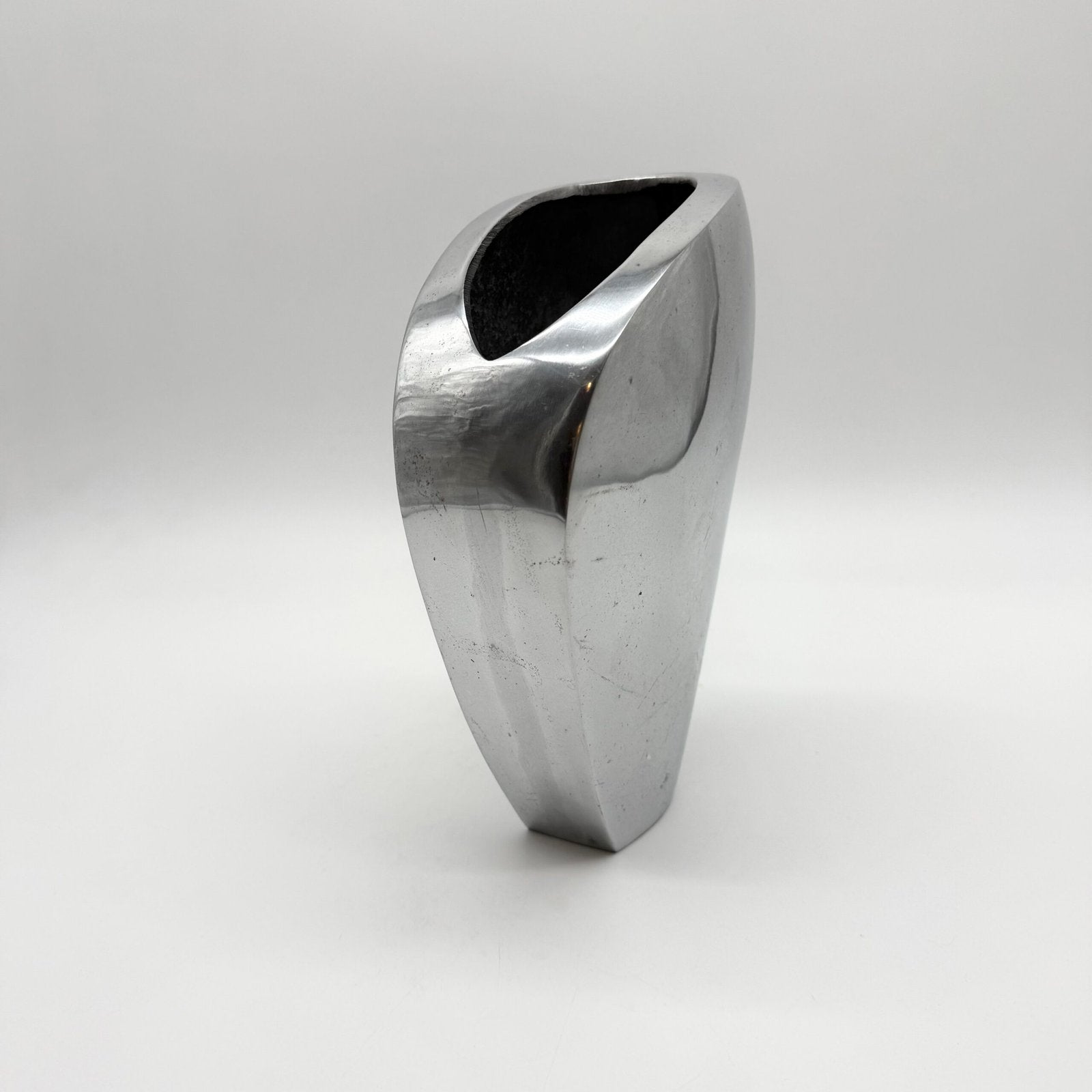 VASE SCULPTURAL / FONTE D’ALU POLI – 1980s