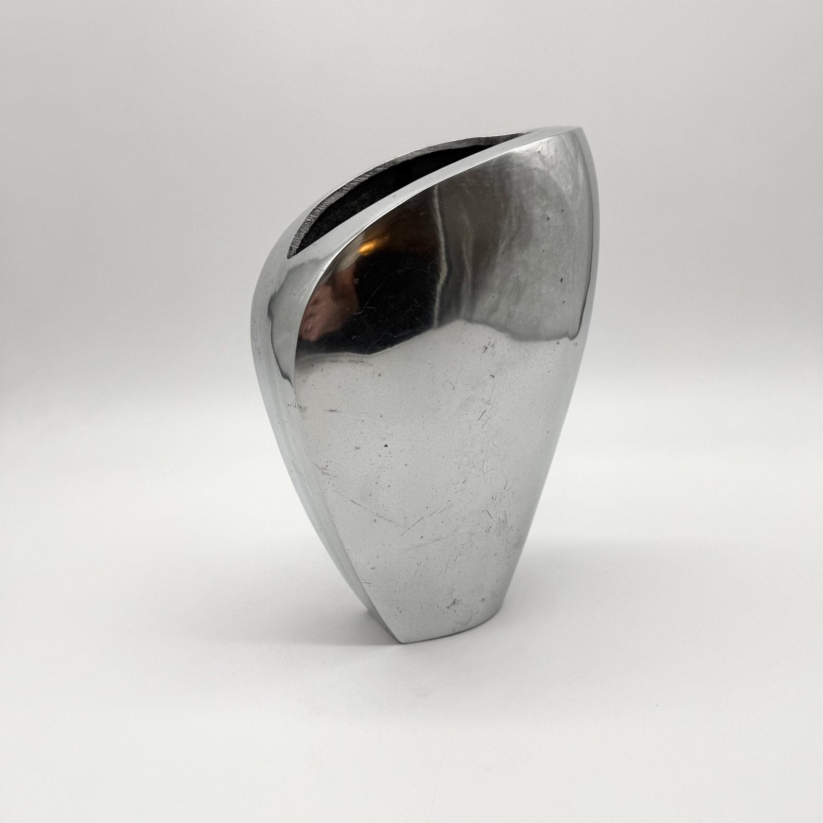 VASE SCULPTURAL / FONTE D’ALU POLI – 1980s
