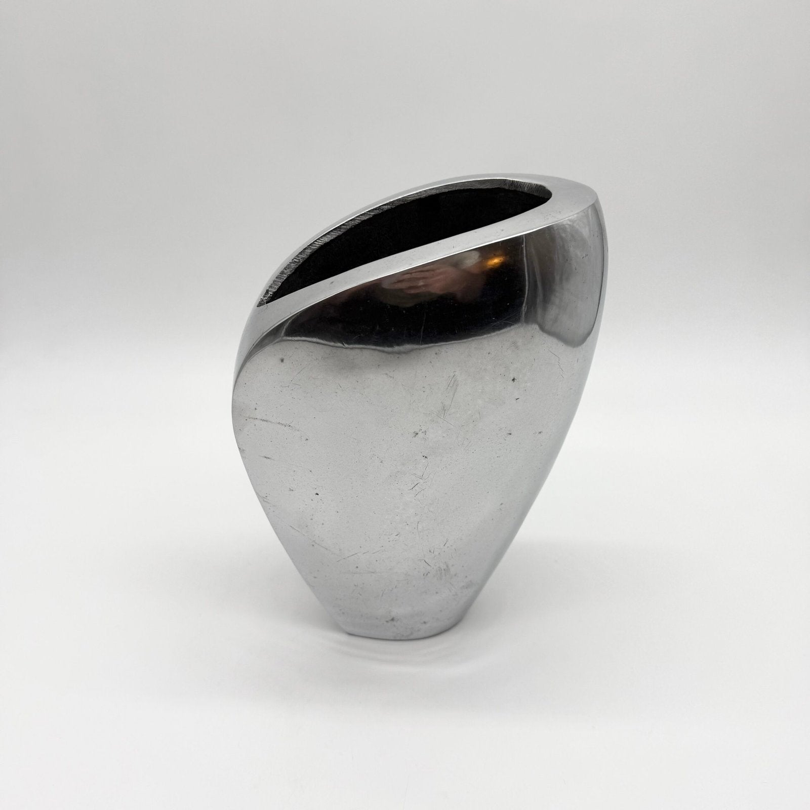 VASE SCULPTURAL / FONTE D’ALU POLI – 1980s