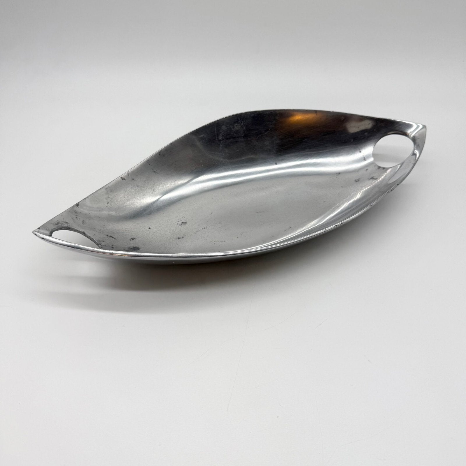 COUPE / CENTRE DE TABLE EN FONTE D’ALU POLI – 1980s