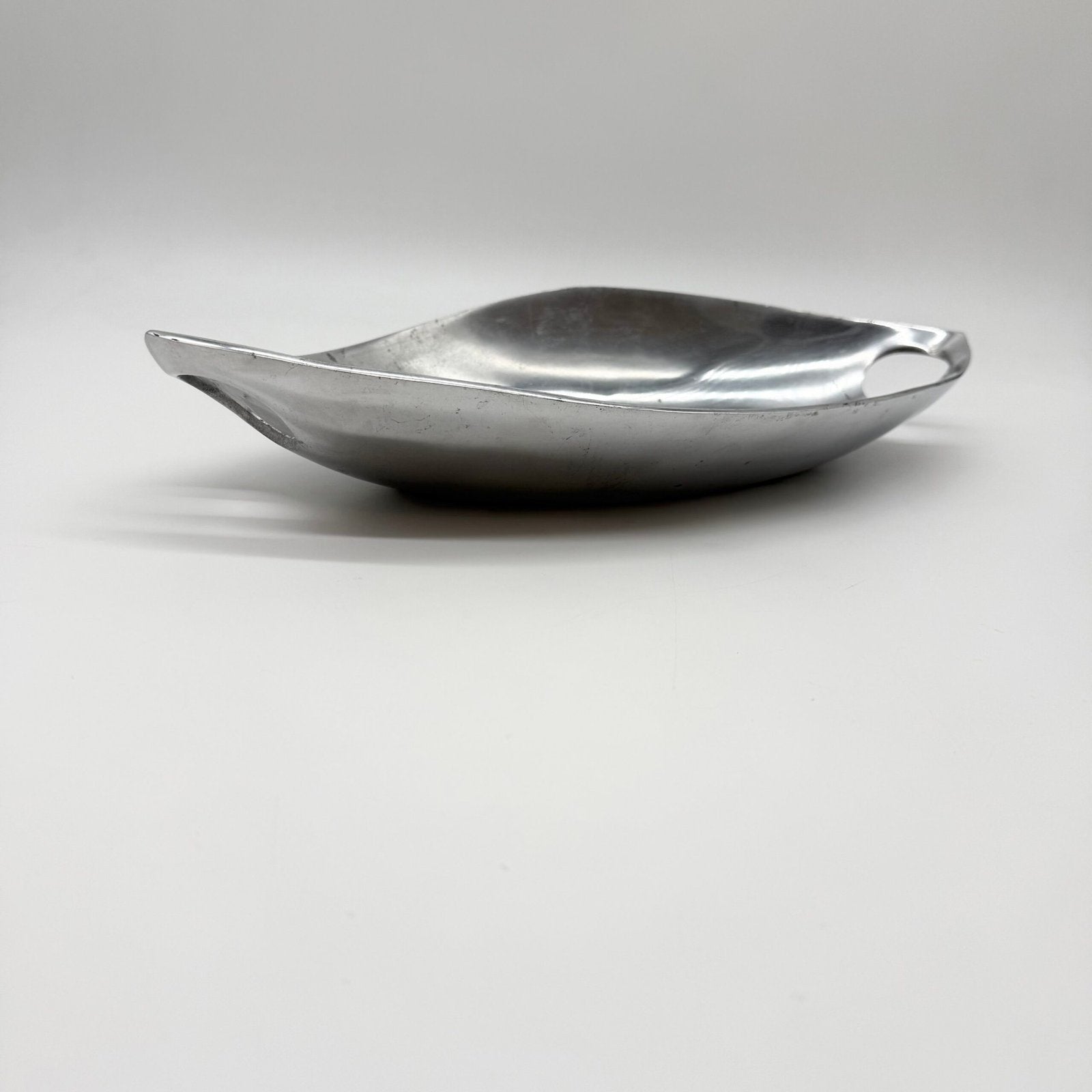 COUPE / CENTRE DE TABLE EN FONTE D’ALU POLI – 1980s