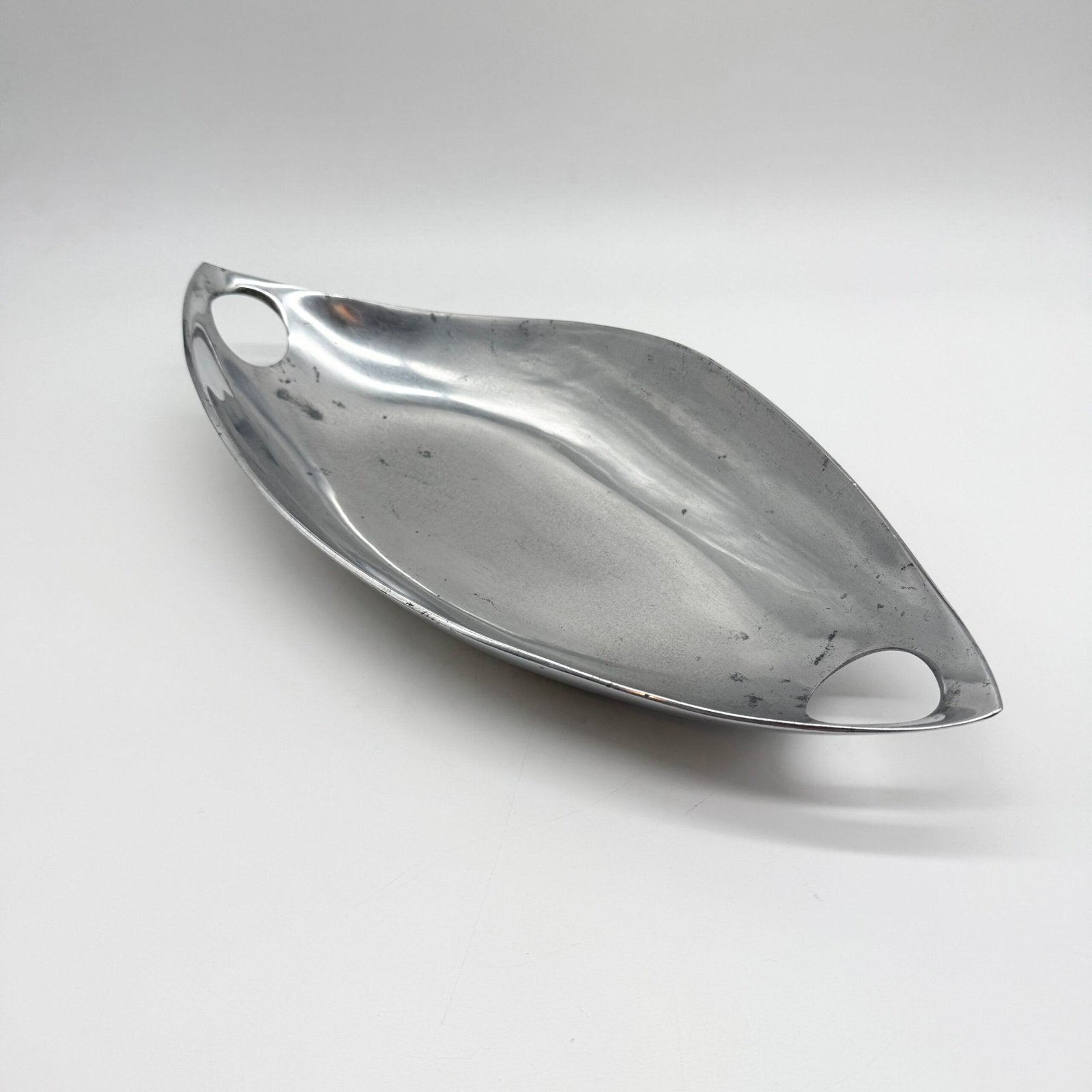 COUPE / CENTRE DE TABLE EN FONTE D’ALU POLI – 1980s