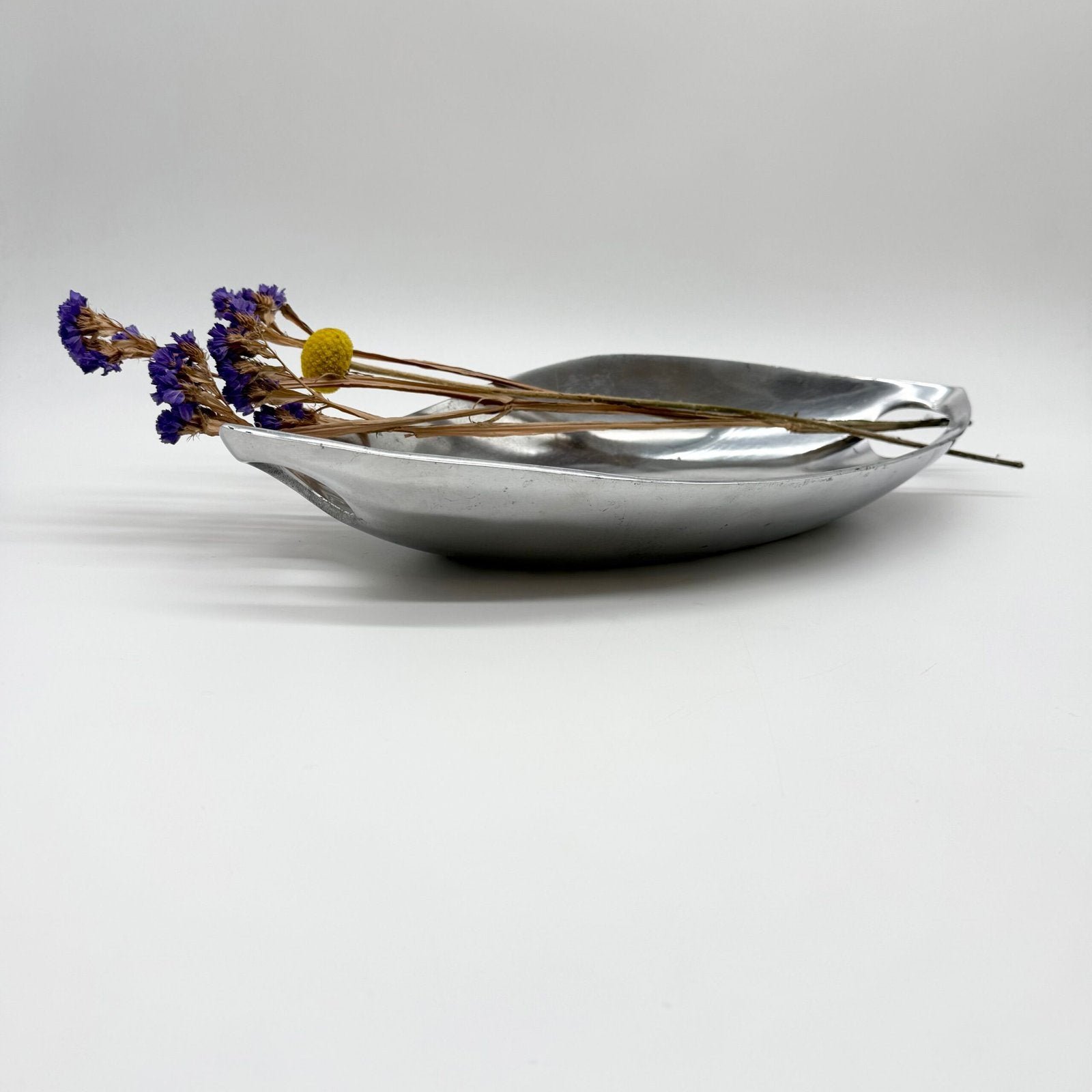 COUPE / CENTRE DE TABLE EN FONTE D’ALU POLI – 1980s