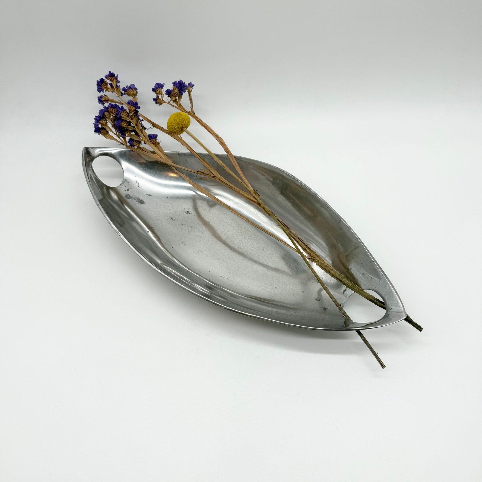 COUPE / CENTRE DE TABLE EN FONTE D’ALU POLI – 1980s