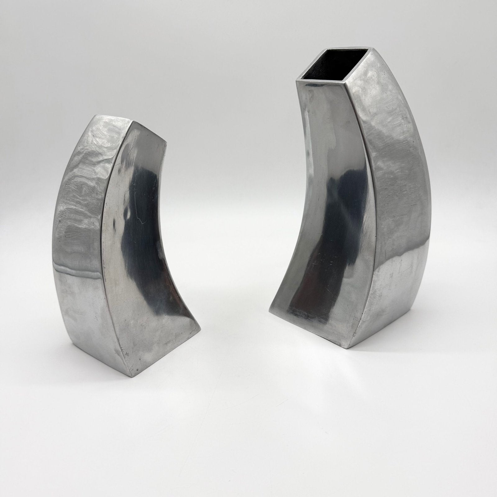 PAIRE DE VASES "SPACE AGE" EN FONTE D’ALU – 1980s