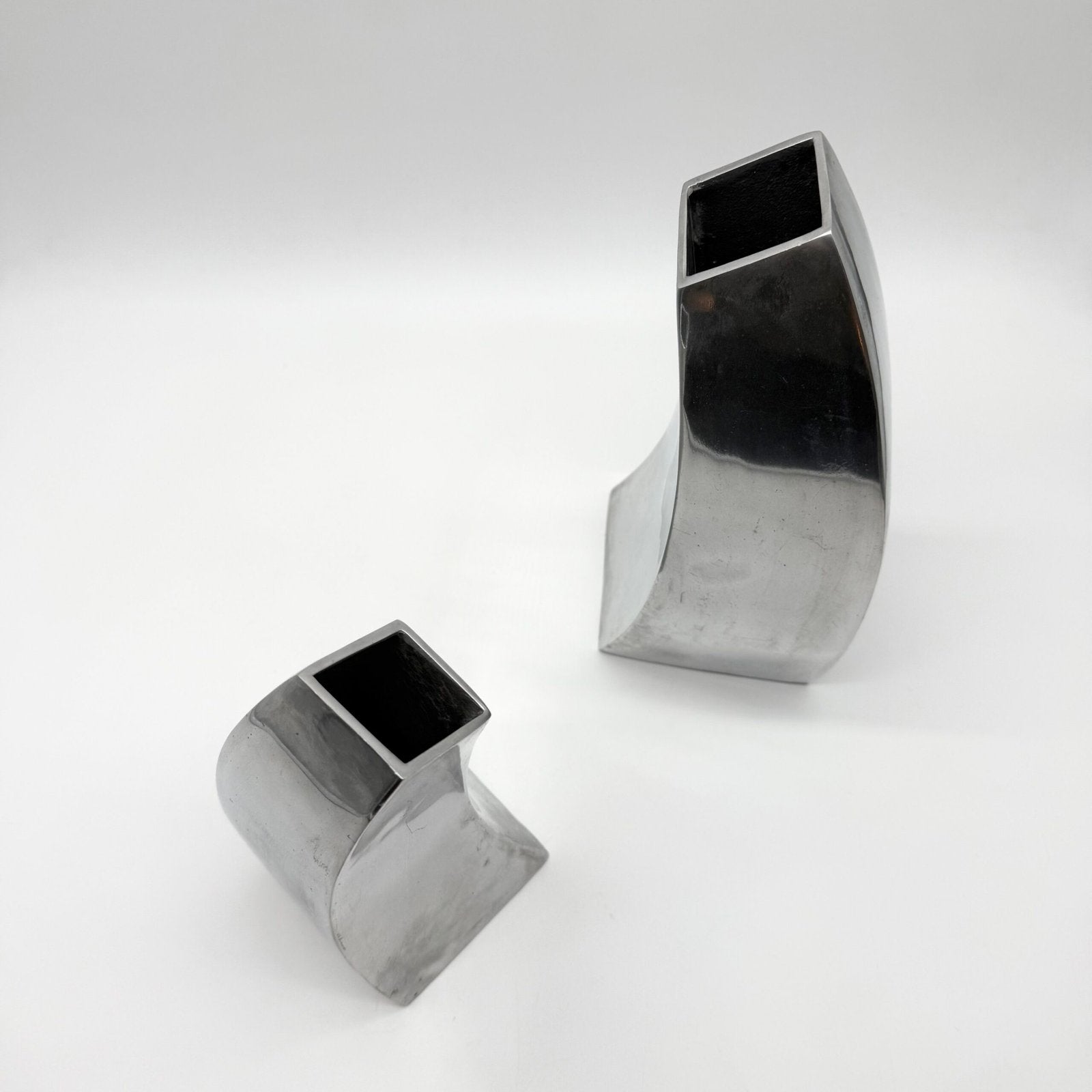 PAIRE DE VASES "SPACE AGE" EN FONTE D’ALU – 1980s