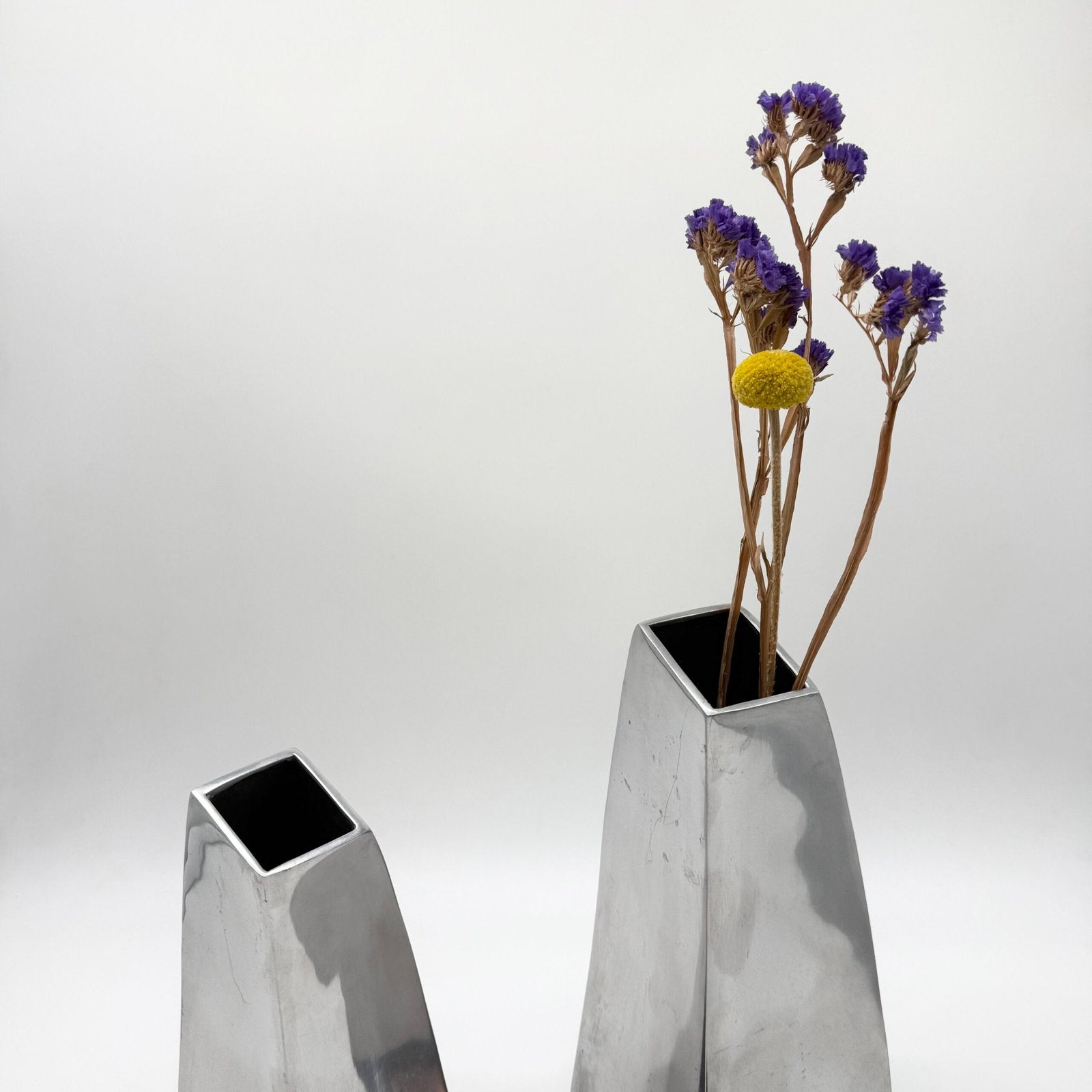 PAIRE DE VASES "SPACE AGE" EN FONTE D’ALU – 1980s