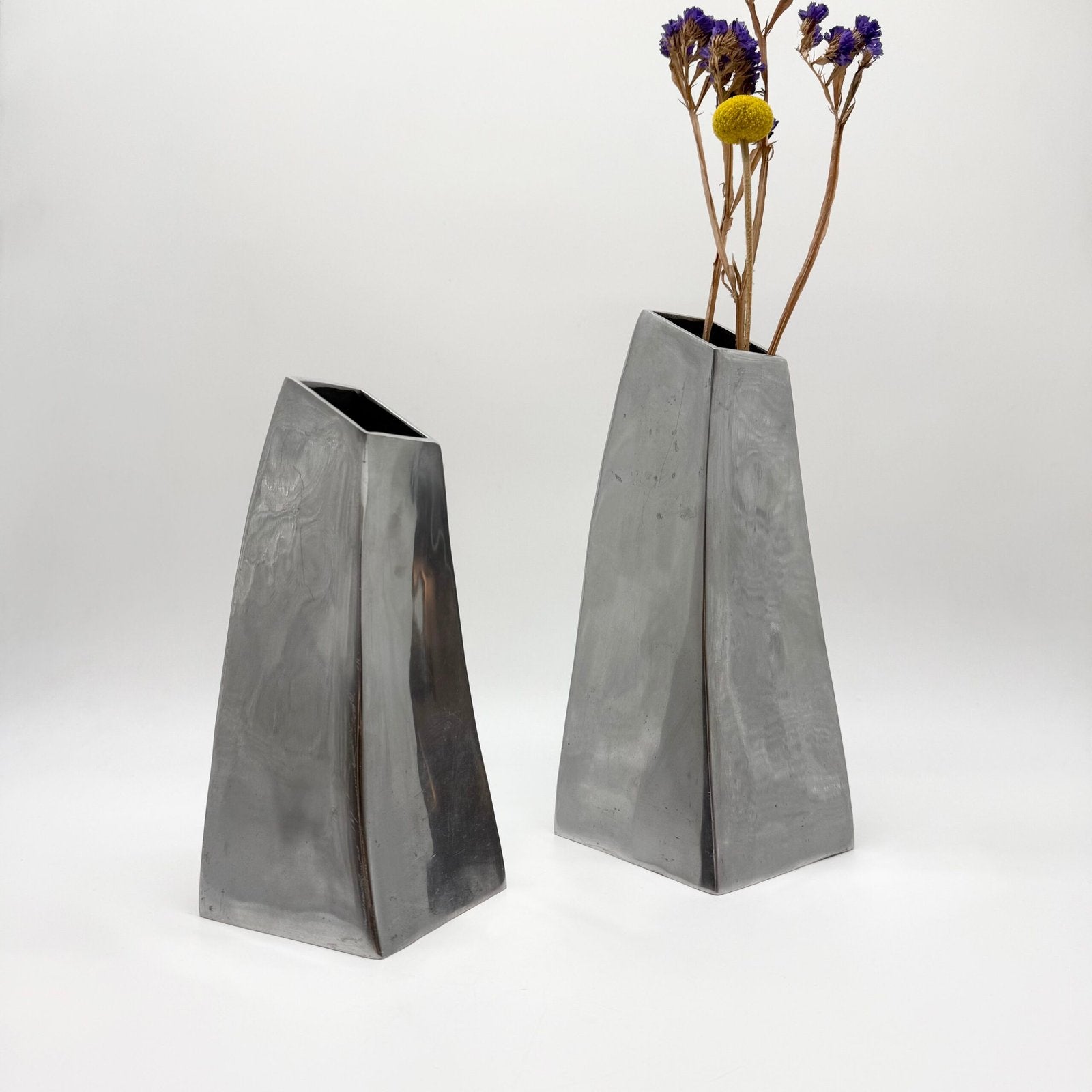PAIRE DE VASES "SPACE AGE" EN FONTE D’ALU – 1980s