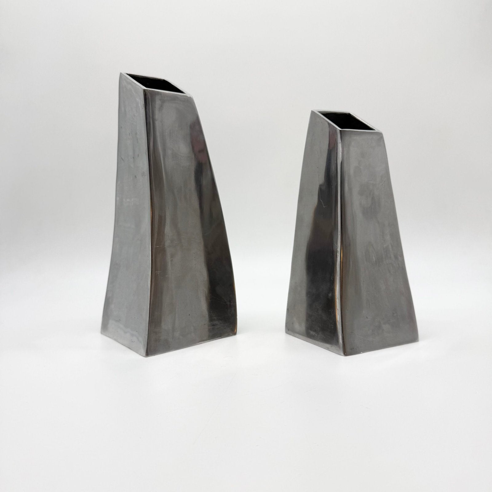 PAIRE DE VASES "SPACE AGE" EN FONTE D’ALU – 1980s