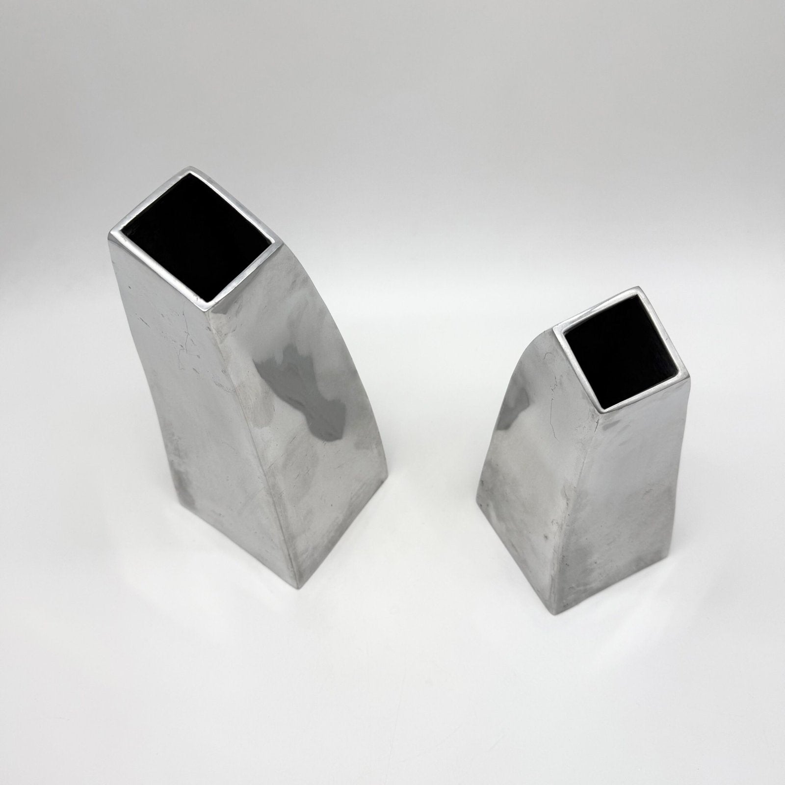PAIRE DE VASES "SPACE AGE" EN FONTE D’ALU – 1980s