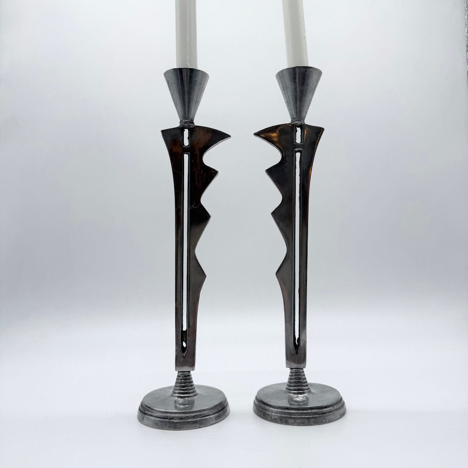 PAIRE DE CHANDELIERS "MODERNISTE" – , 1980s