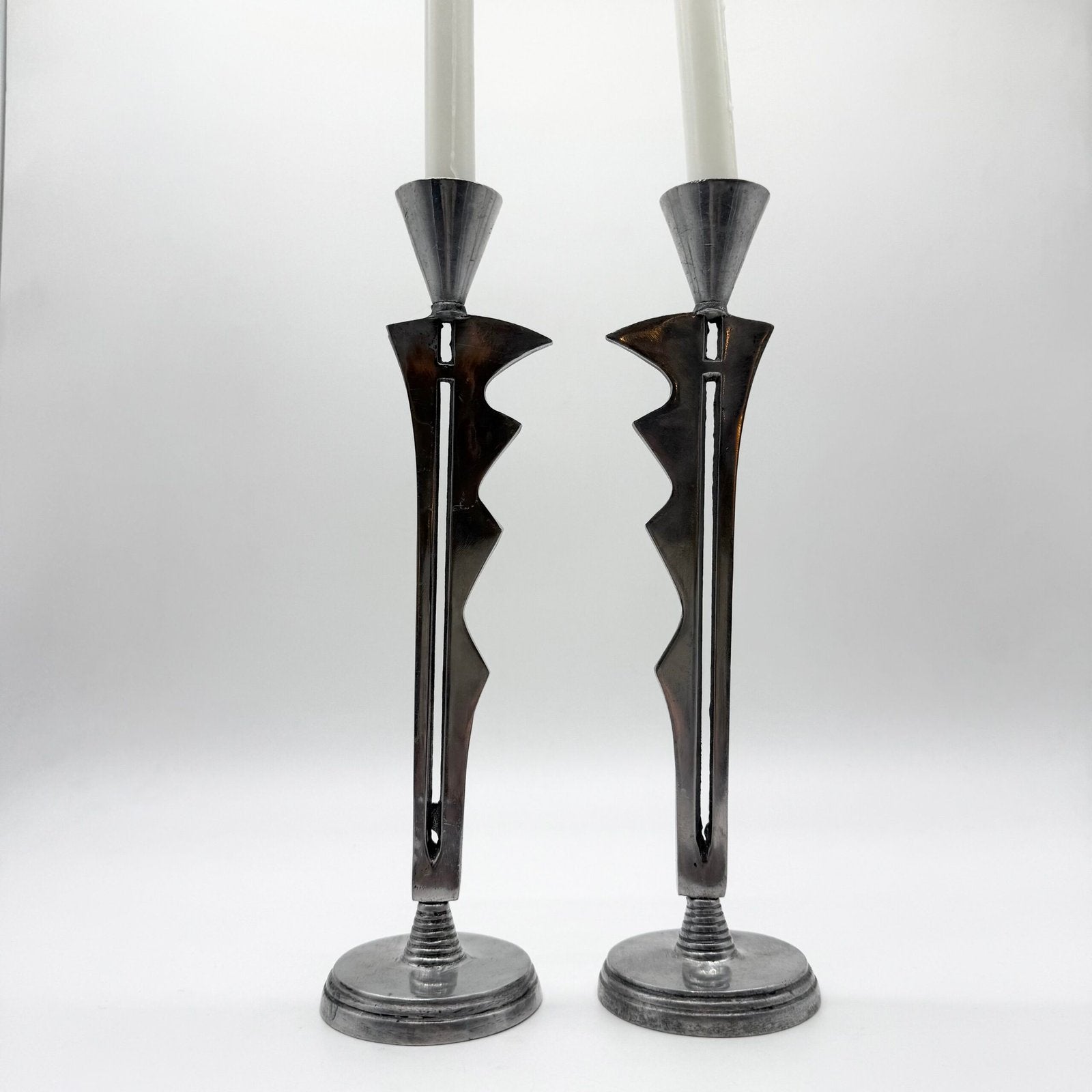 PAIRE DE CHANDELIERS "MODERNISTE" – , 1980s