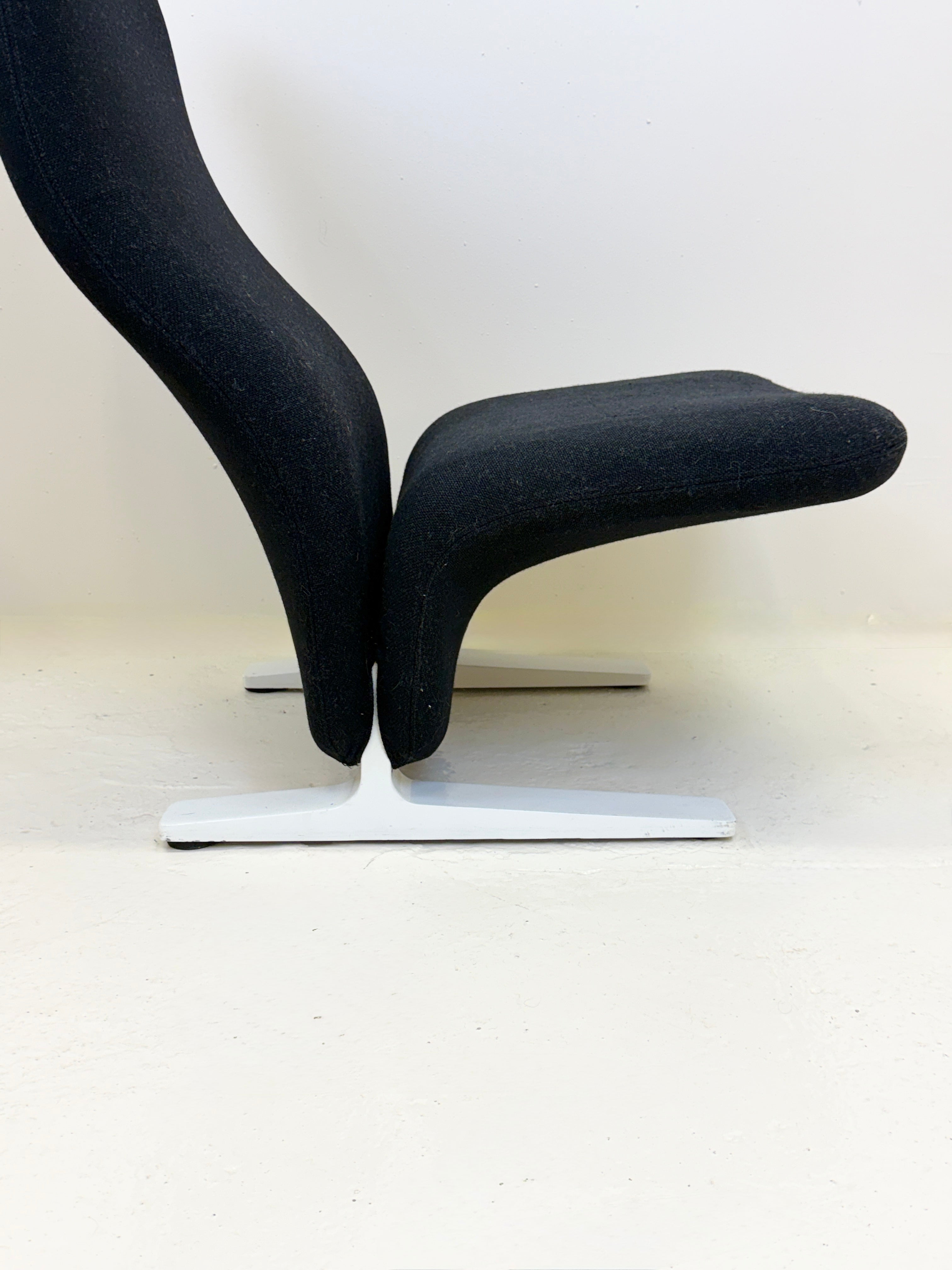 FAUTEUIL "CONCORDE" NOIR PAR PIERRE PAULIN, 1960s