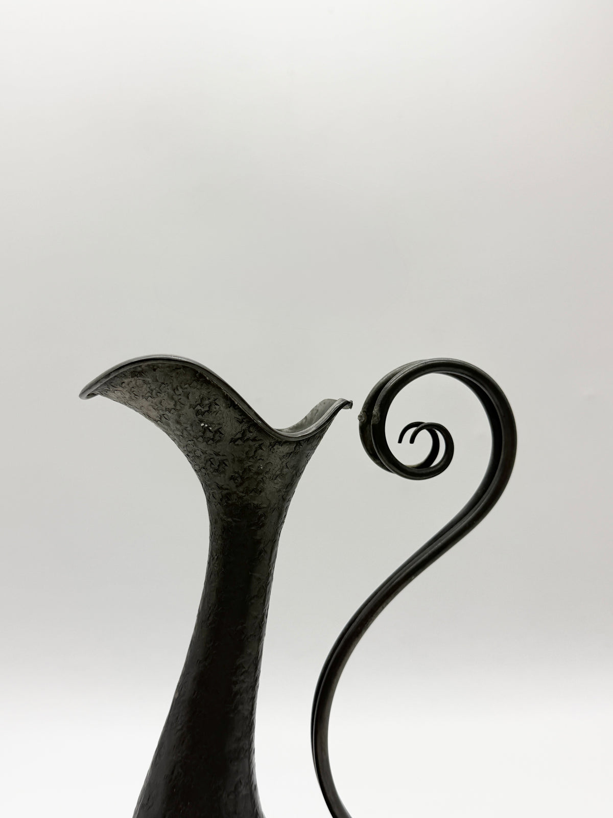 Aiguière en étain martelé – San Nazaro Peltro, Italie 1960s