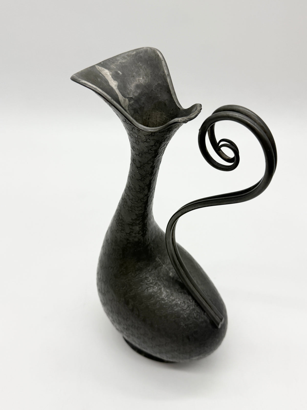 Aiguière en étain martelé – San Nazaro Peltro, Italie 1960s