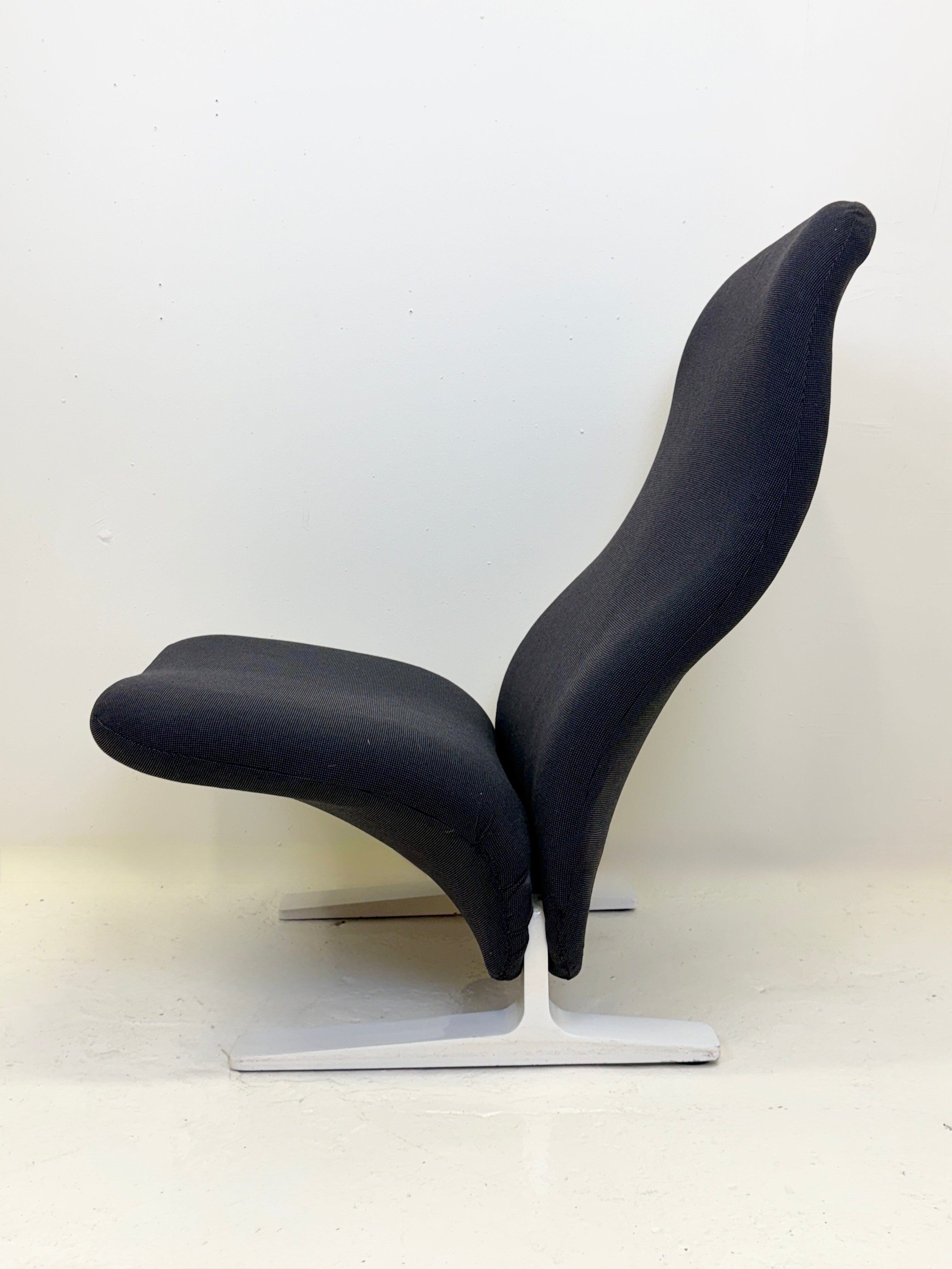 FAUTEUIL "CONCORDE" BLEU MARINE PAR PIERRE PAULIN, 1960s