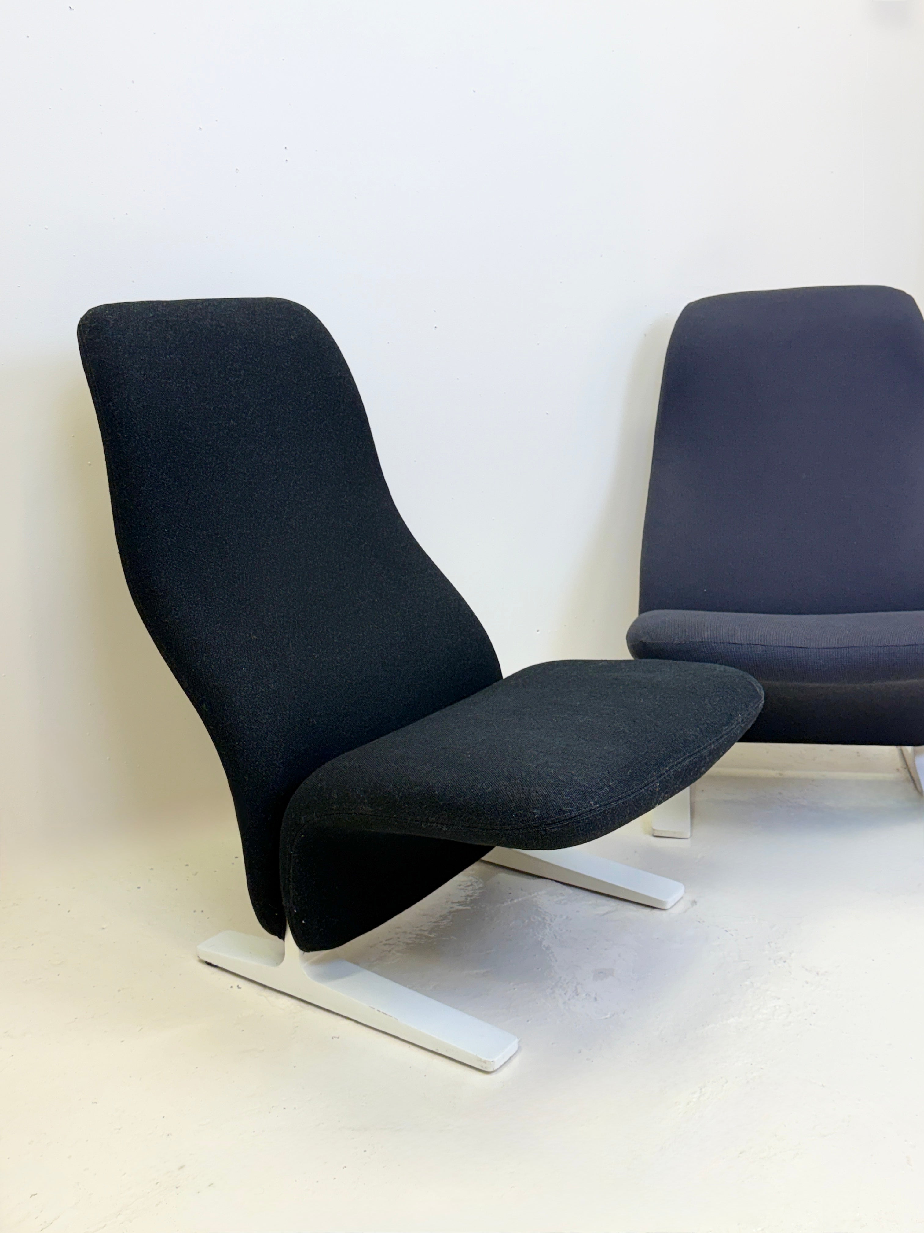 FAUTEUIL "CONCORDE" NOIR PAR PIERRE PAULIN, 1960s
