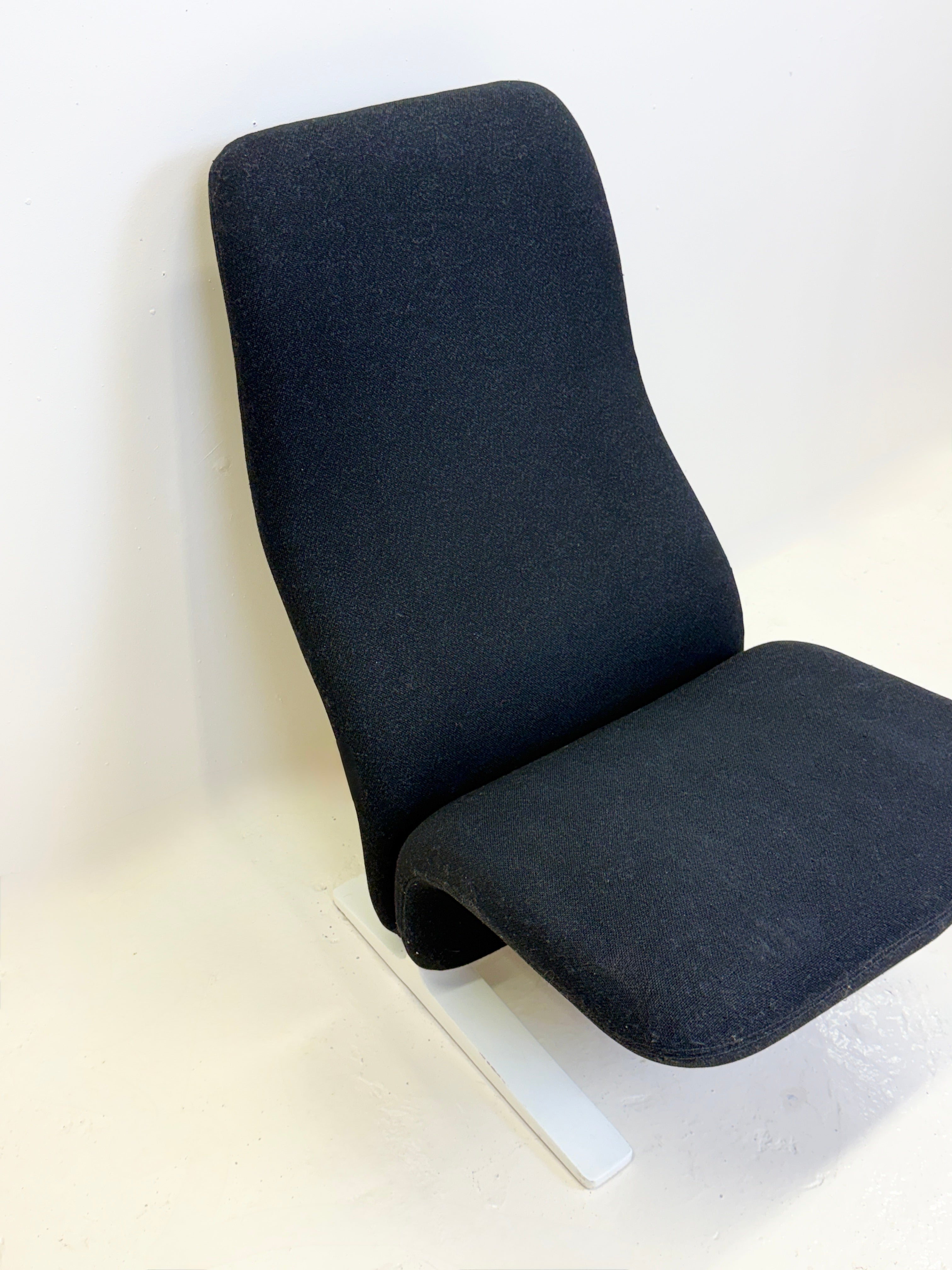 FAUTEUIL "CONCORDE" NOIR PAR PIERRE PAULIN, 1960s