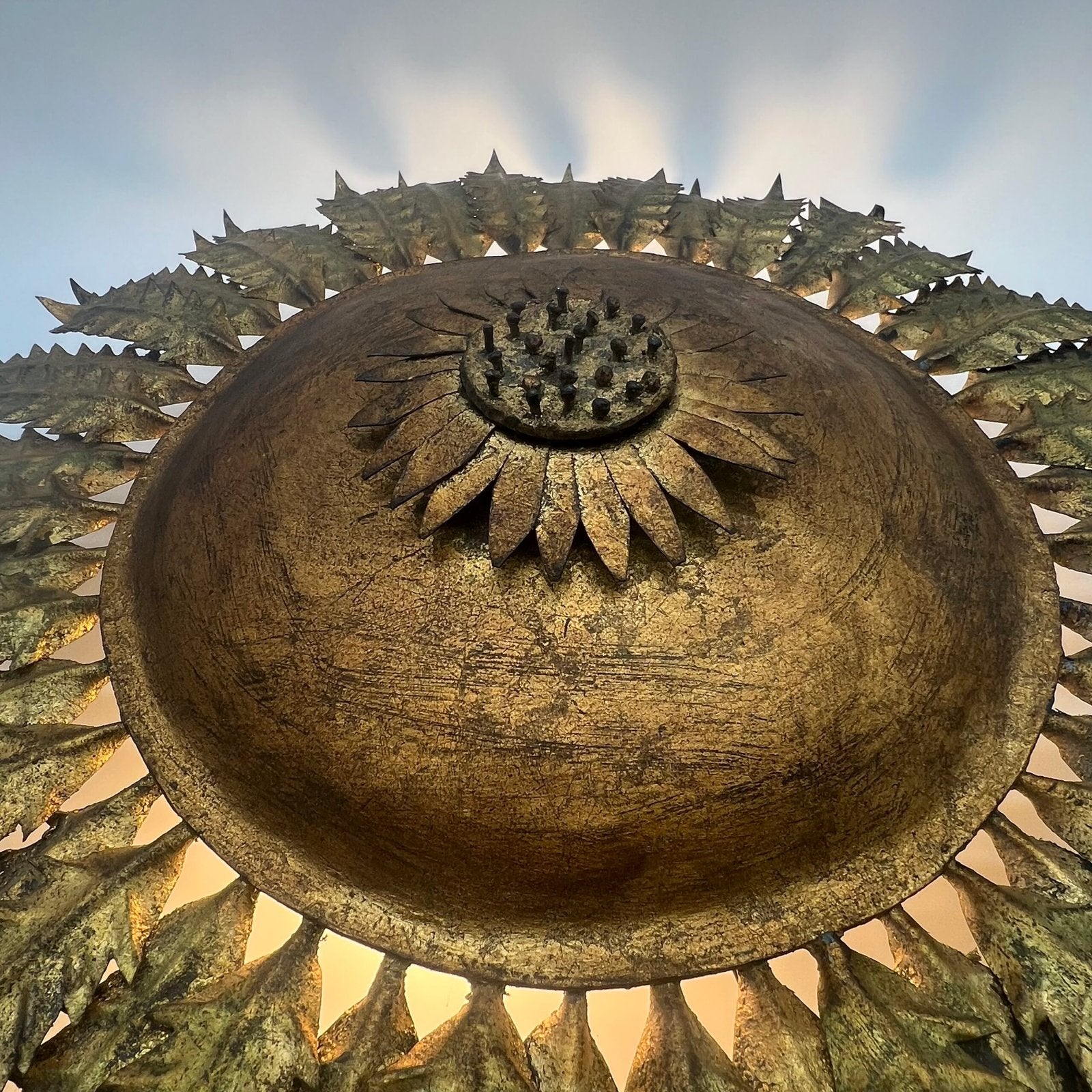 GRANDE APPLIQUE MURALE « SOL »  FER FORGÉ DORÉ – SPAIN, 1950s