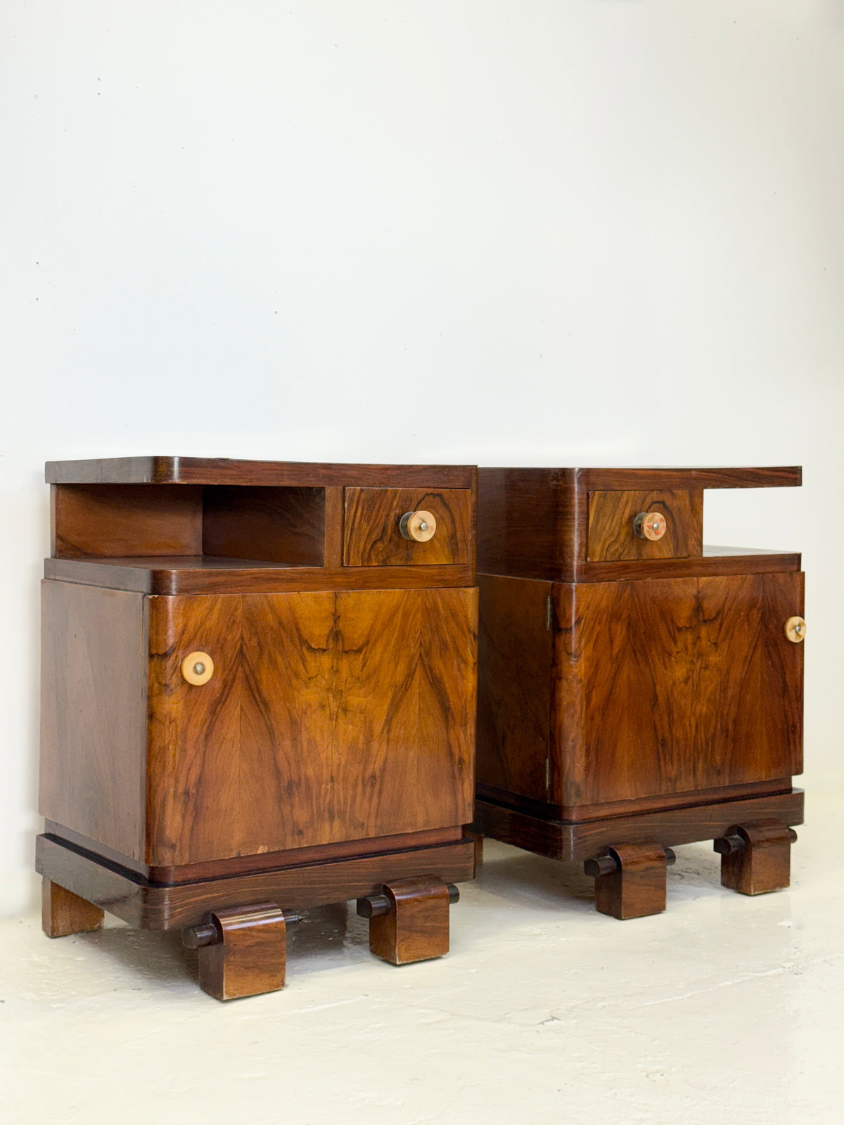 Paire de tables de chevet Art déco en noyer — Italie, 1930-1940