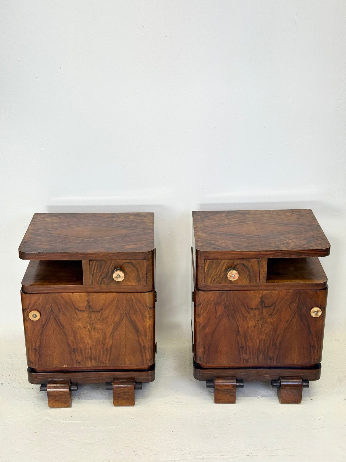 Paire de tables de chevet Art déco en noyer — Italie, 1930-1940