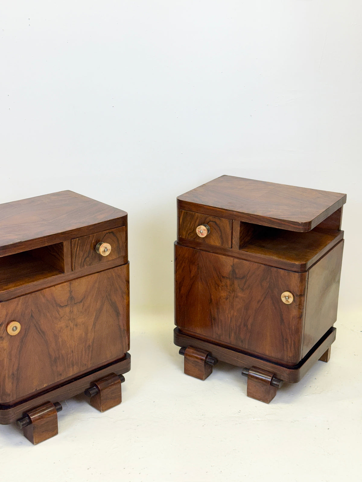 Paire de tables de chevet Art déco en noyer — Italie, 1930-1940