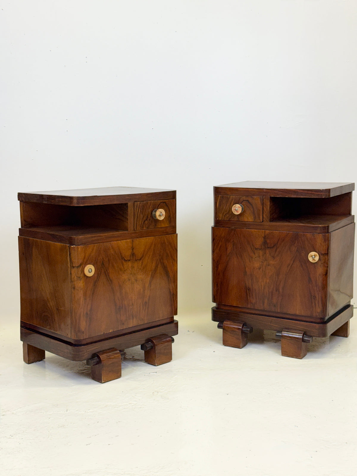 Paire de tables de chevet Art déco en noyer — Italie, 1930-1940