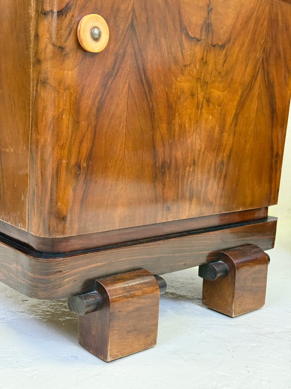 Paire de tables de chevet Art déco en noyer — Italie, 1930-1940