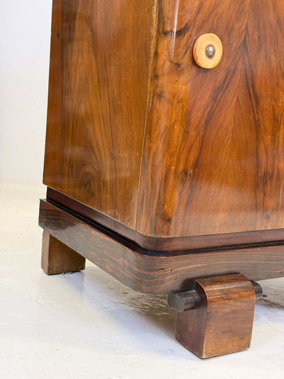 Paire de tables de chevet Art déco en noyer — Italie, 1930-1940