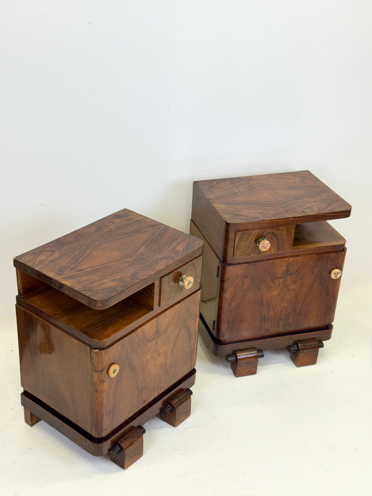 Paire de tables de chevet Art déco en noyer — Italie, 1930-1940