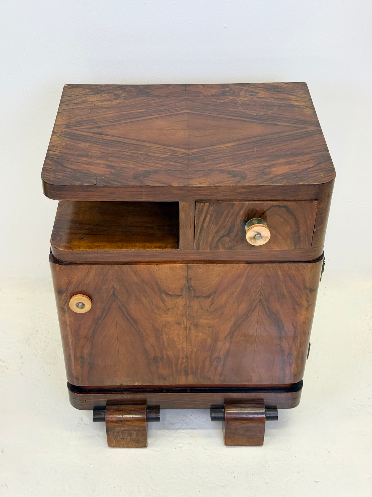 Paire de tables de chevet Art déco en noyer — Italie, 1930-1940