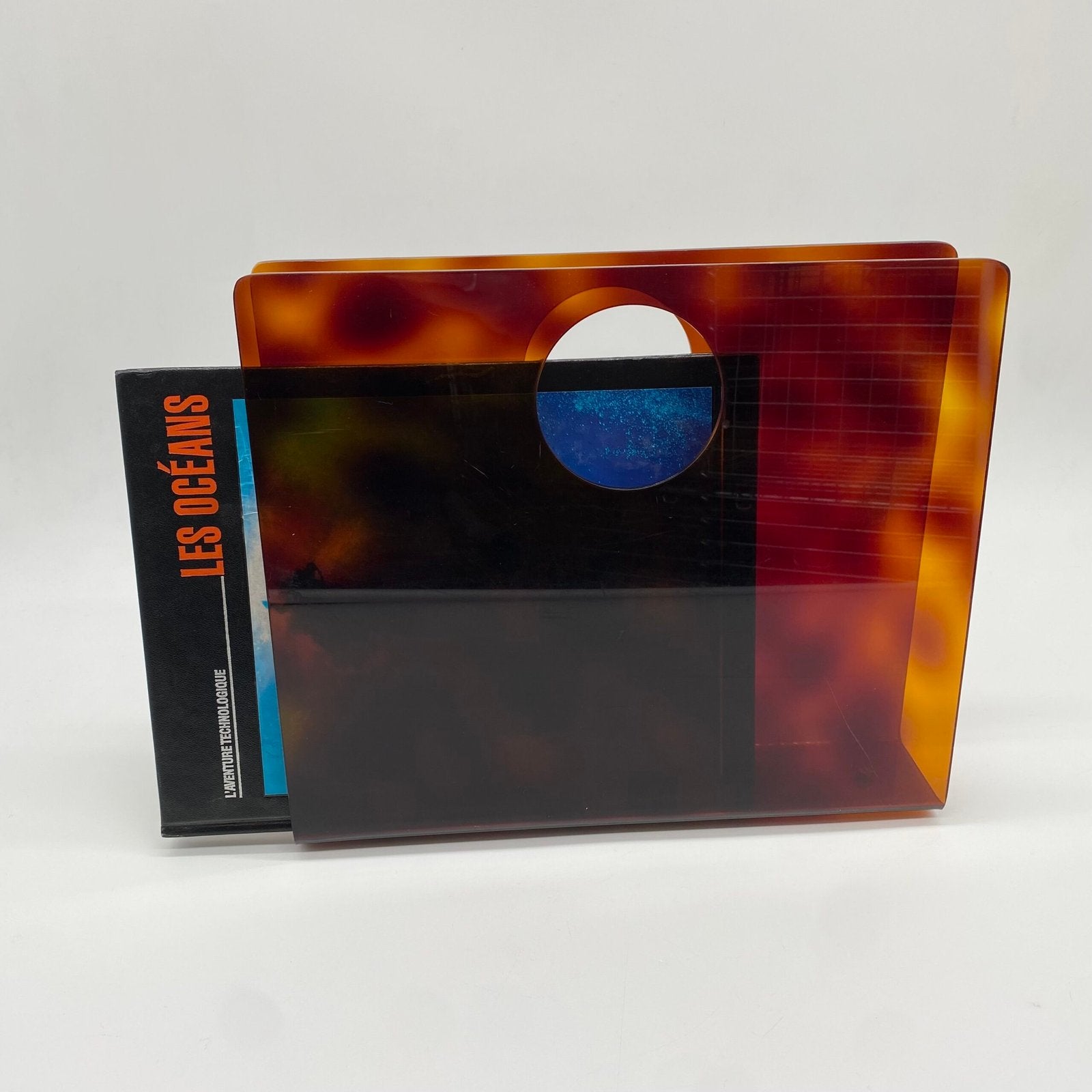 PORTE-REVUES EN LUCITE "ÉCAILLE", 1970s
