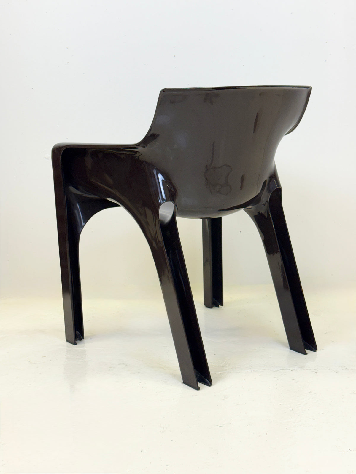 Fauteuil "Gaudì" Chocolat – Magistretti pour Artemide, Italie, 1970