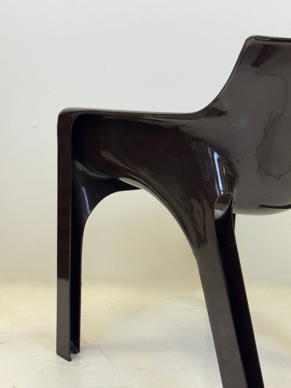 Fauteuil "Gaudì" Chocolat – Magistretti pour Artemide, Italie, 1970
