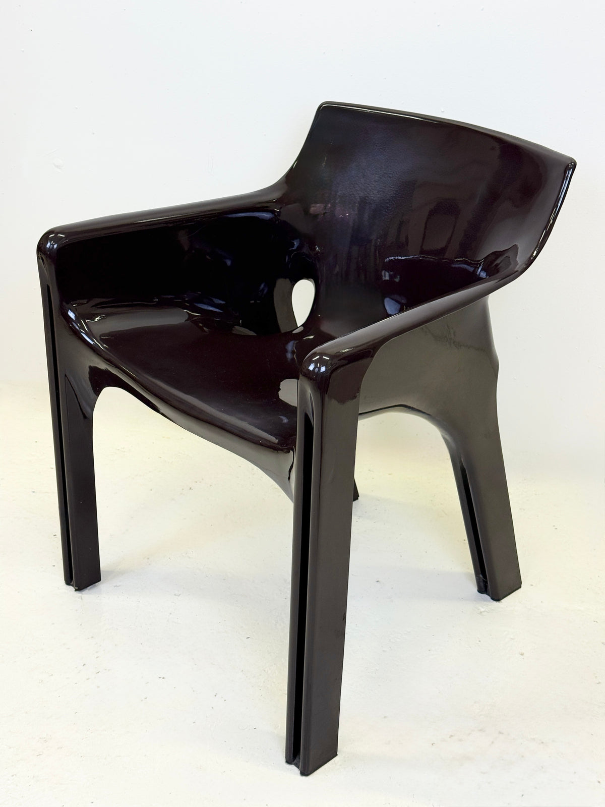 Fauteuil "Gaudì" Chocolat – Magistretti pour Artemide, Italie, 1970