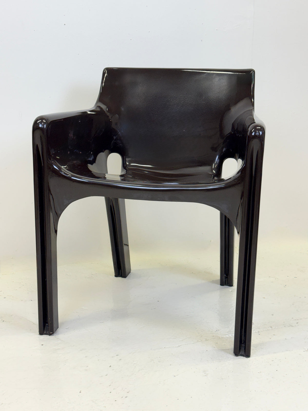 Fauteuil "Gaudì" Chocolat – Magistretti pour Artemide, Italie, 1970