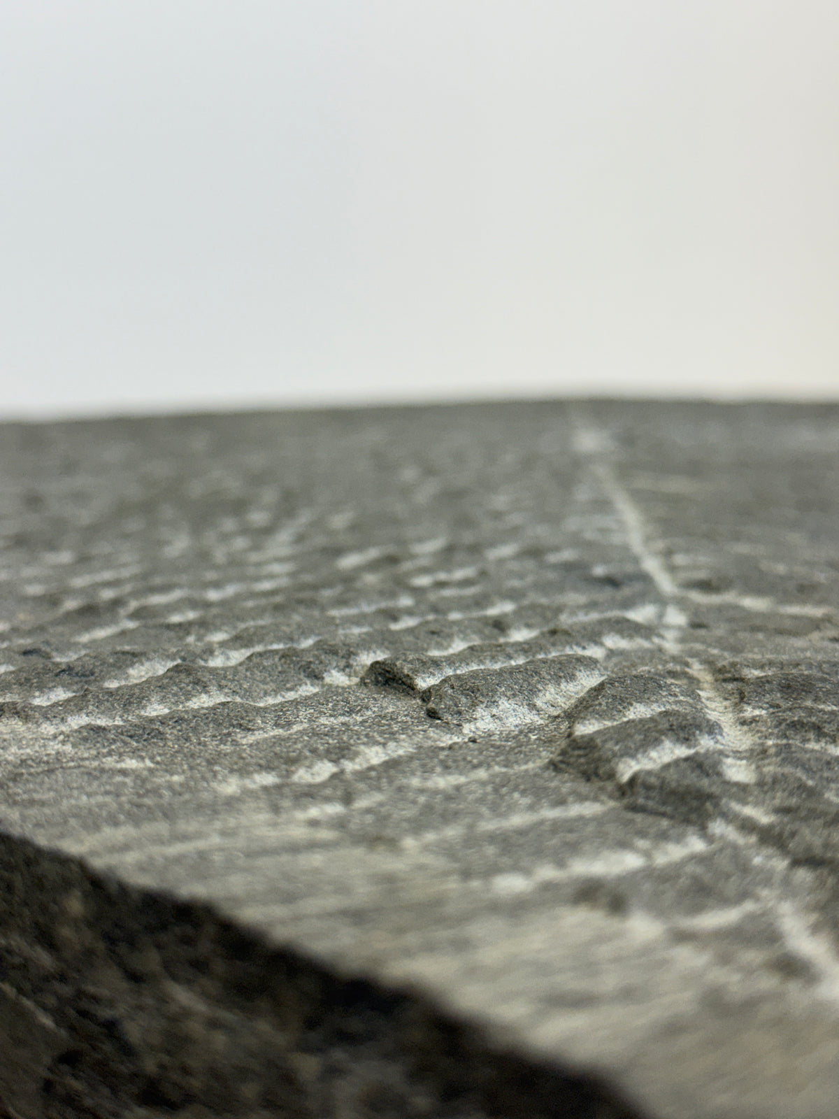 Table basse "Granit" par Giulio Lazzotti pour Mageia, Italie, 1981
