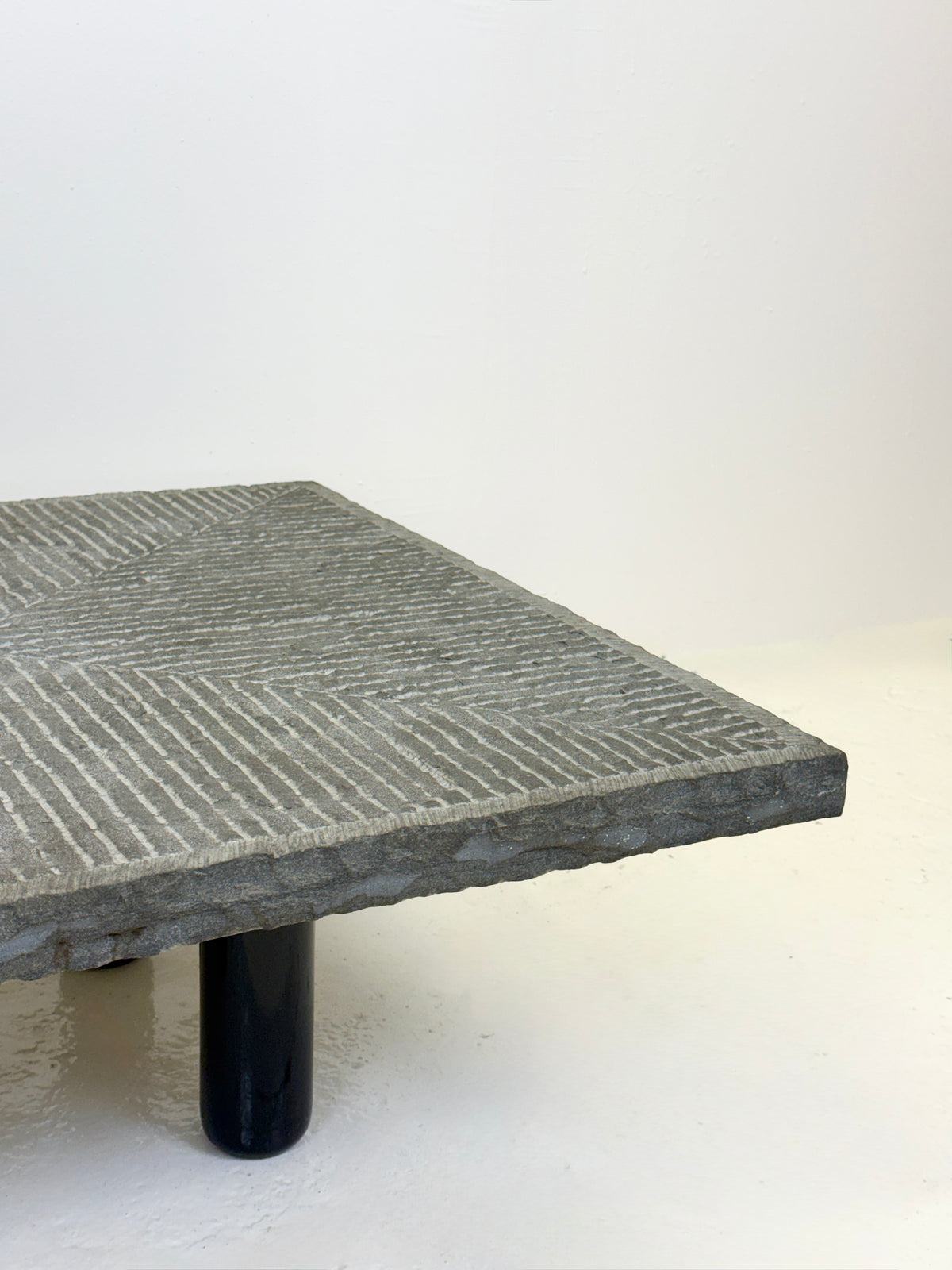 Table basse "Granit" par Giulio Lazzotti pour Mageia, Italie, 1981