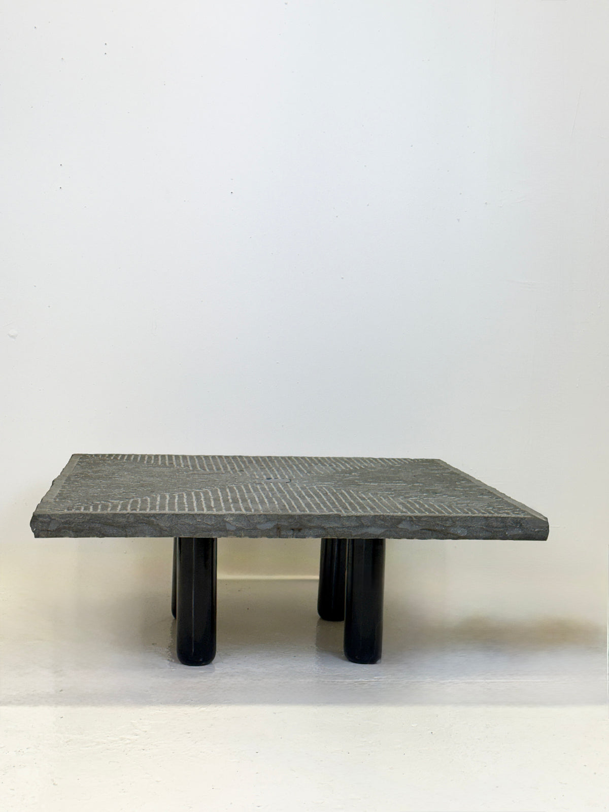 Table basse "Granit" par Giulio Lazzotti pour Mageia, Italie, 1981