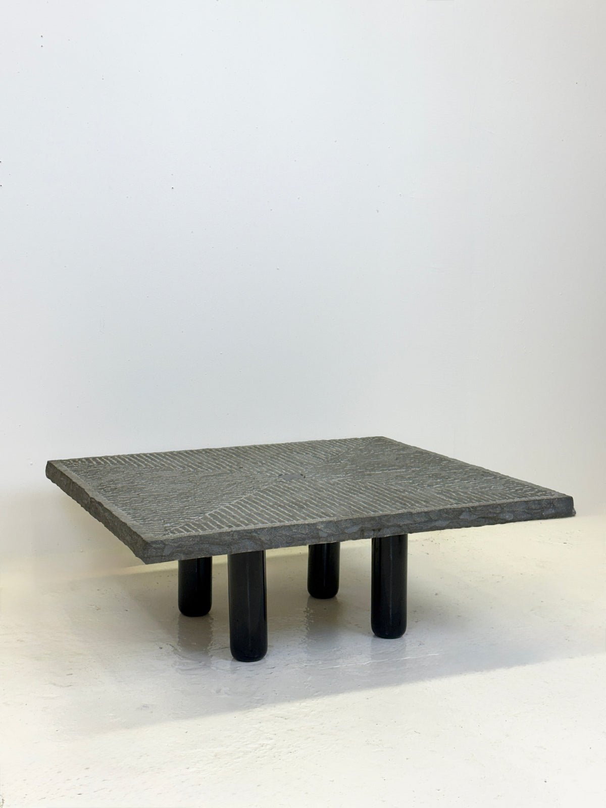 Table basse "Granit" par Giulio Lazzotti pour Mageia, Italie, 1981