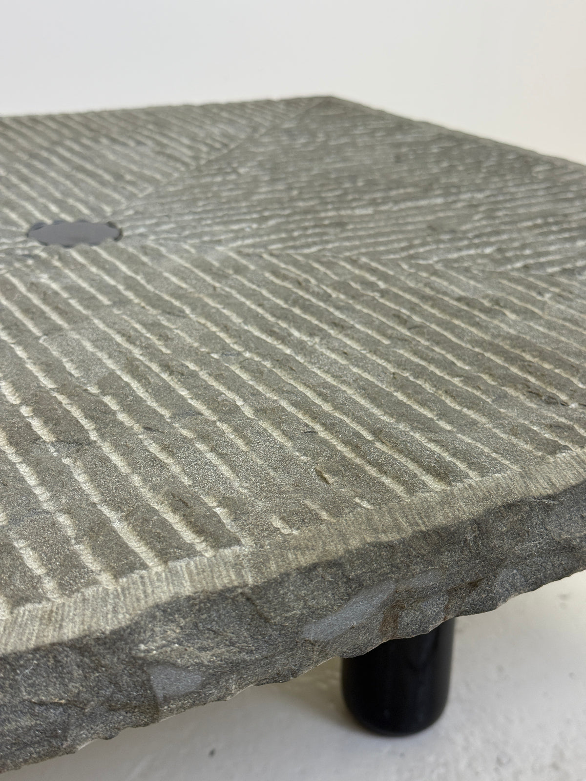Table basse "Granit" par Giulio Lazzotti pour Mageia, Italie, 1981