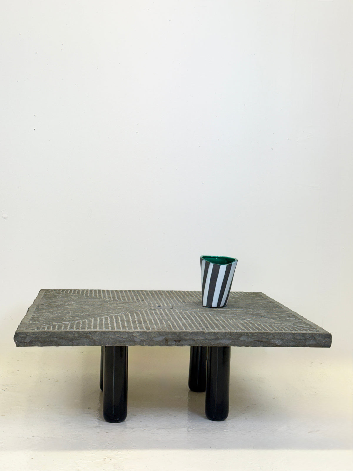 Table basse "Granit" par Giulio Lazzotti pour Mageia, Italie, 1981