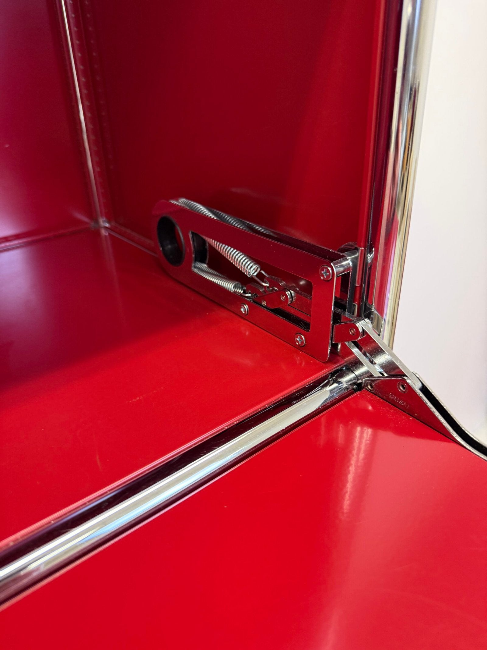USM HALLER "ROUGE RUBIS" – GRAND MEUBLE DE RANGEMENT (ETAT NEUF)