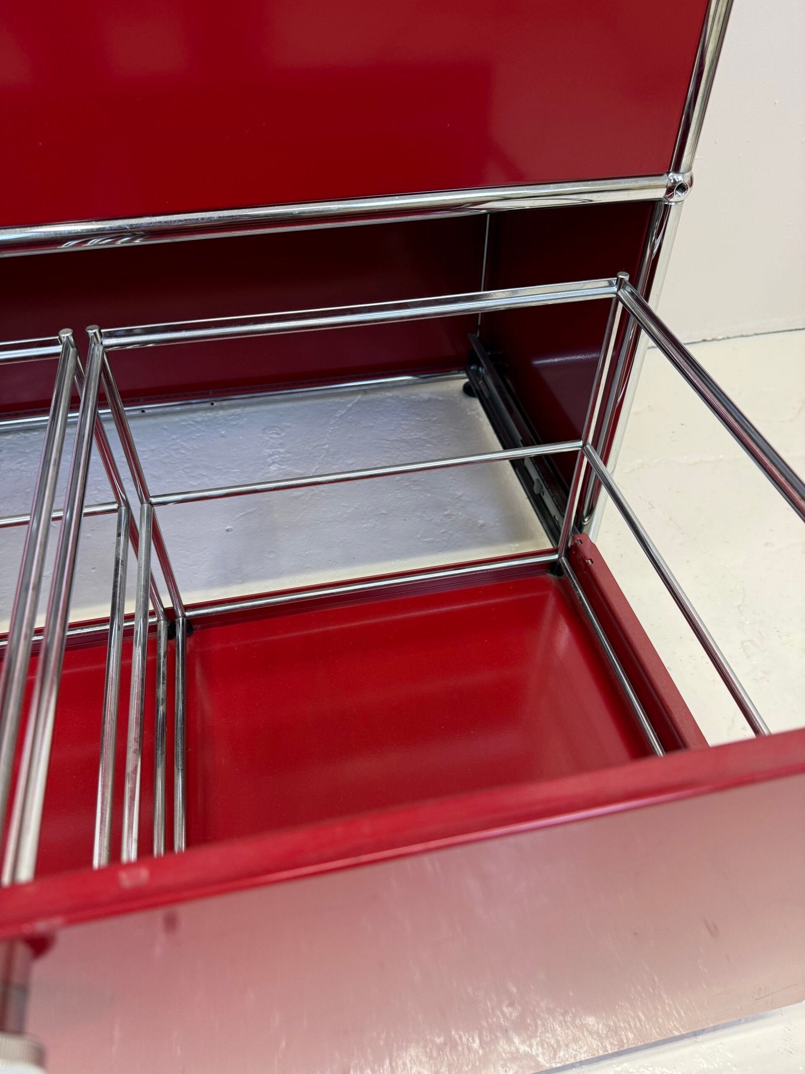 USM HALLER "ROUGE RUBIS" – GRAND MEUBLE DE RANGEMENT (ETAT NEUF)