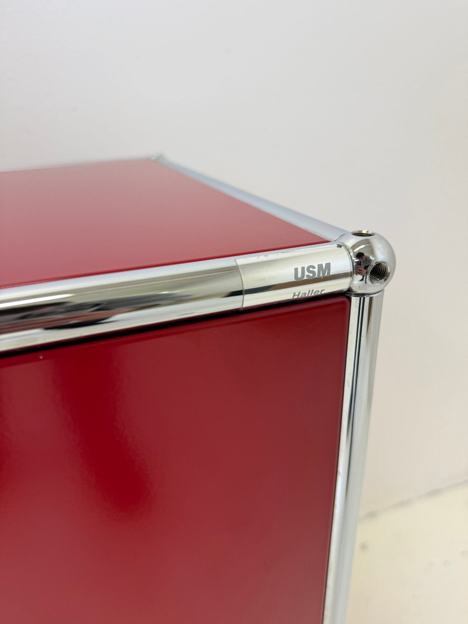 USM HALLER "ROUGE RUBIS" – BOUT DE CANAPÉ (ETAT NEUF)