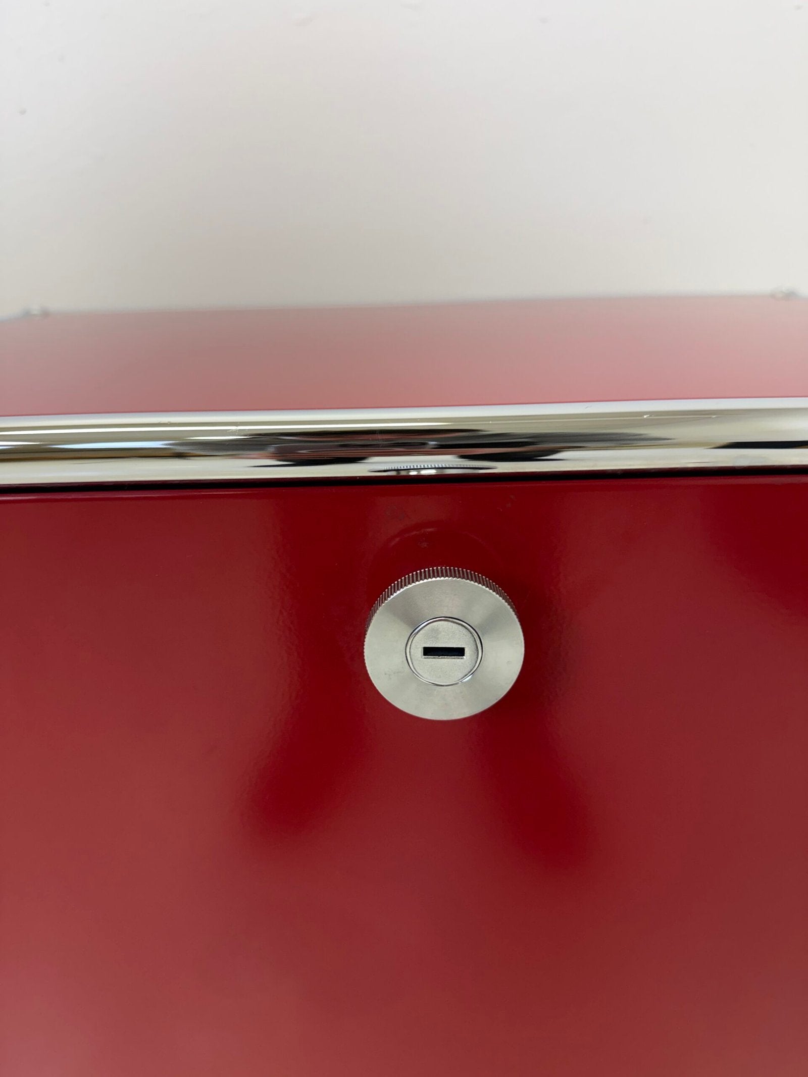 USM HALLER "ROUGE RUBIS" – BOUT DE CANAPÉ (ETAT NEUF)