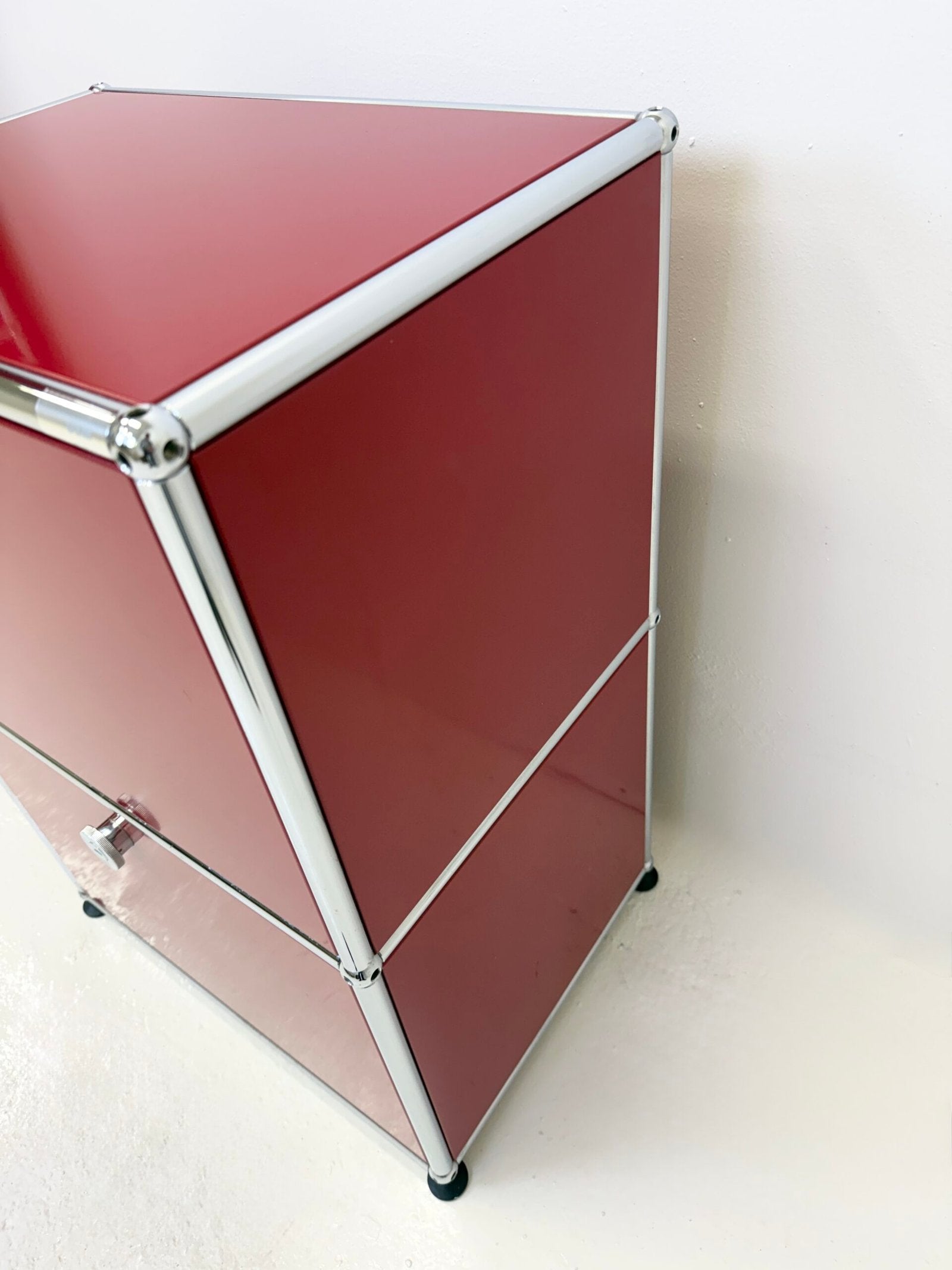 USM HALLER "ROUGE RUBIS" – BOUT DE CANAPÉ (ETAT NEUF)