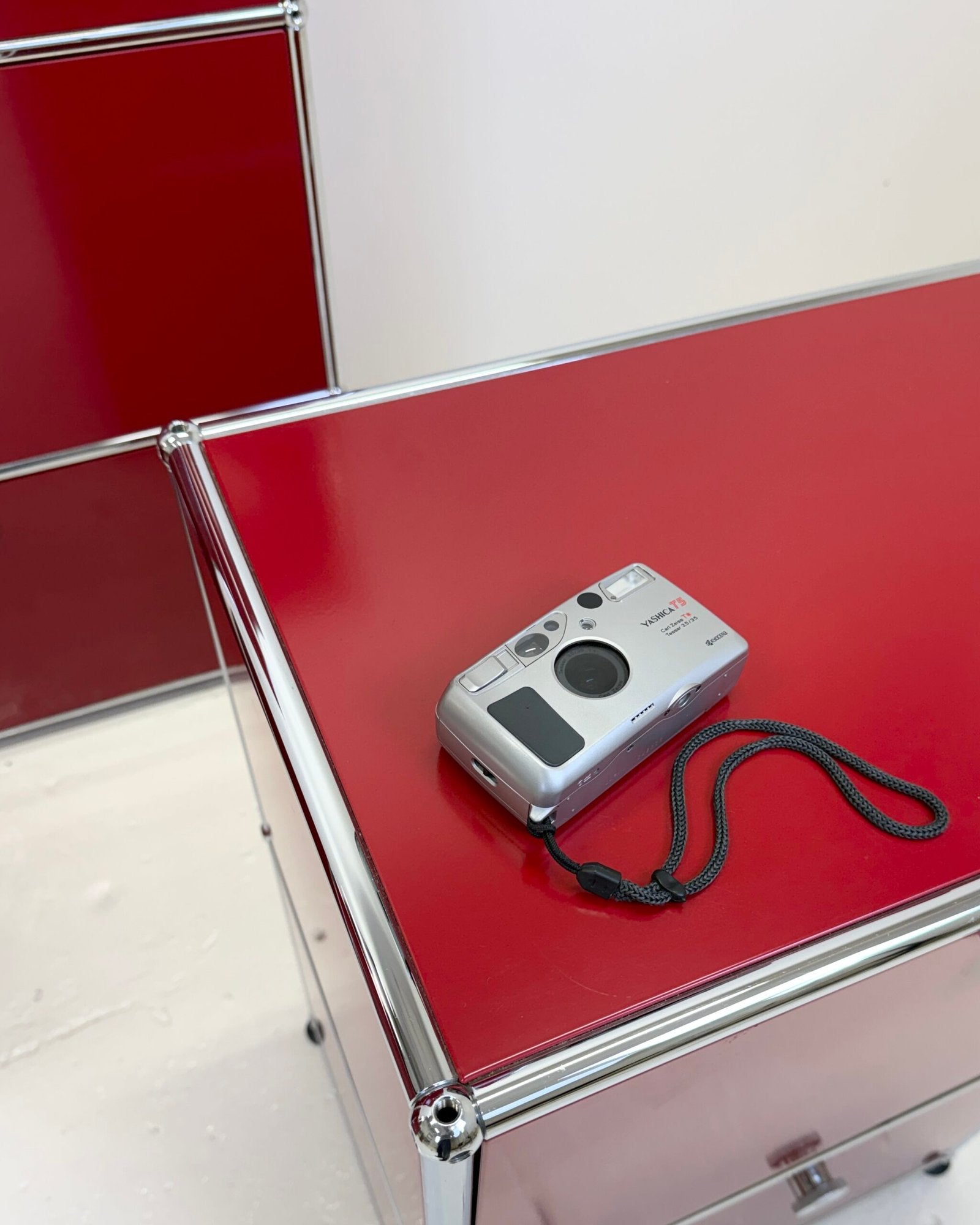 USM HALLER "ROUGE RUBIS" – GRAND MEUBLE DE RANGEMENT (ETAT NEUF)