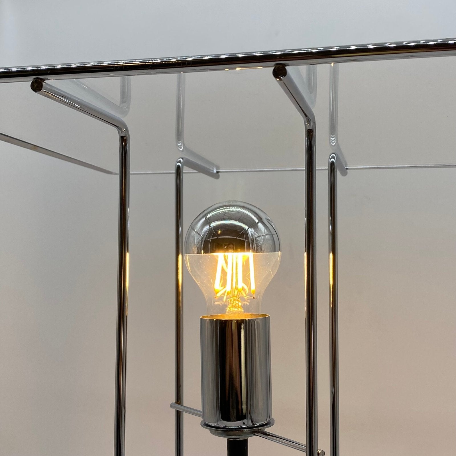 GRANDE LAMPE GÉOMÉTRIQUE EN CHROME ET PLEXIGLAS, 1970s