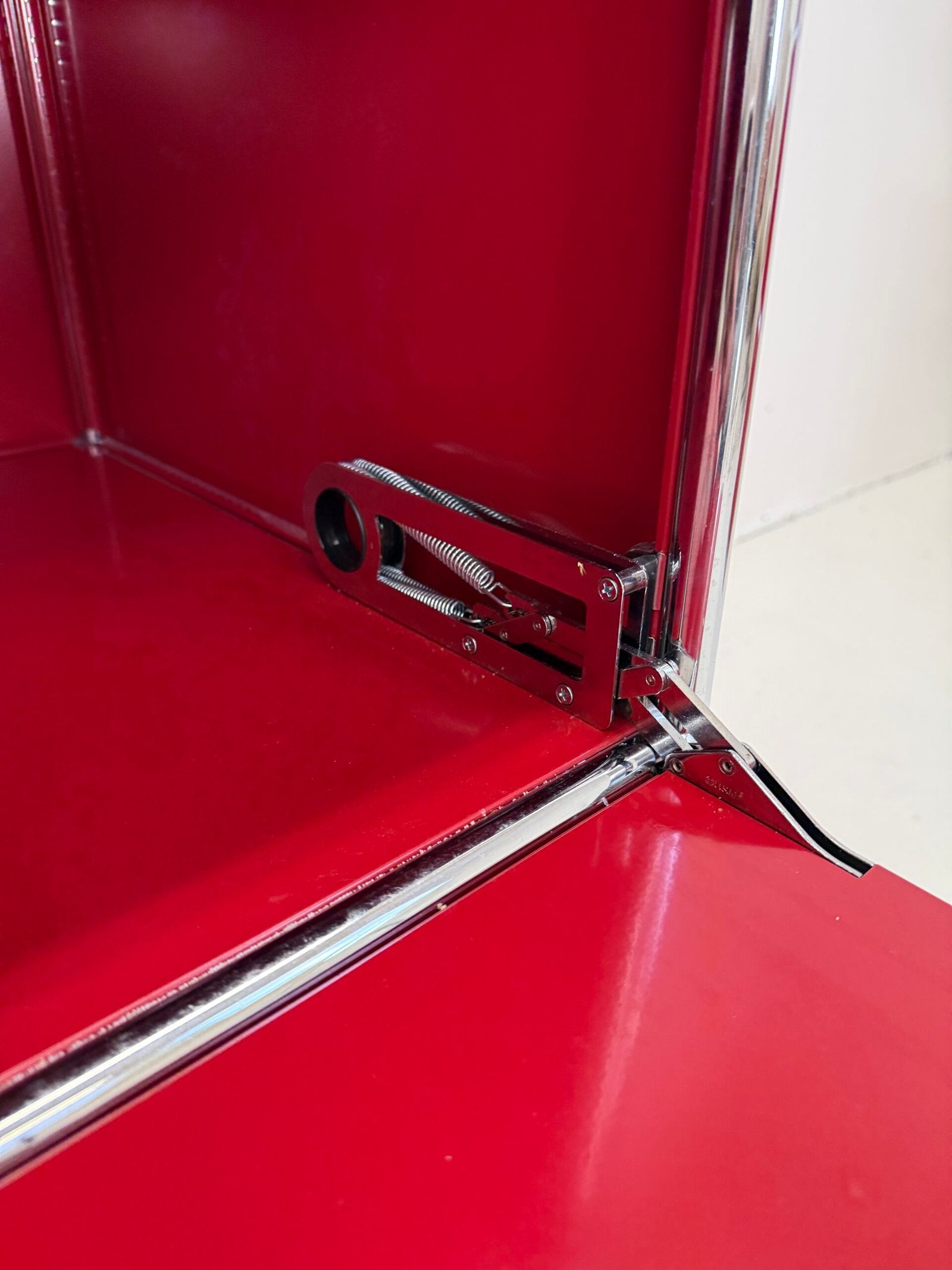 USM HALLER "ROUGE RUBIS" – MEUBLE DE RANGEMENT (ETAT NEUF)